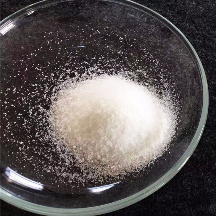 Čisti kristal urea fosfata